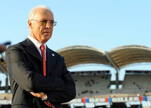 27.04.2010, Champions League, Olympique Lyon - FC Bayern München (L-R) Ehren Präsident Franz Beckenbauer (FC Bayern München) Nur fuer redaktionelle Verwendun