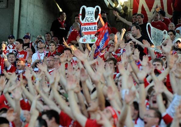 27.04.2010, Champions League, Olympique Lyon - FC Bayern München (L-R) Bayern Fans mit Champions League Pokal Nur fuer redaktionelle Verwendun