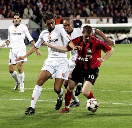 19.10.2004 Champions League Bayer Leverkusen-AS Rom v.l. Antonio Cassano (Rom), Jacek Krzynowek (Leverkusen),Matteo Ferrari (Rom, Hinteregrund)