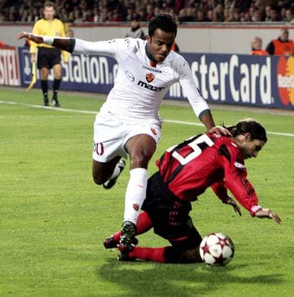 19.10.2004 Champions League Bayer Leverkusen-AS Rom v.l. Mancini (Rom), Diego Placante (Leverkusen)