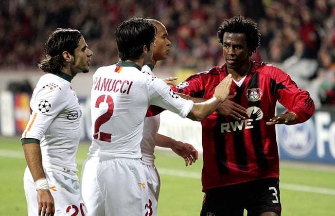 19.10.2004 Champions League Bayer Leverkusen-AS Rom v.l. Simone Perrotta (Rom), Matteo Ferrari (Rom), Christian Panucci (Rom), Roque Junior (Leverkusen), Rudelbildung