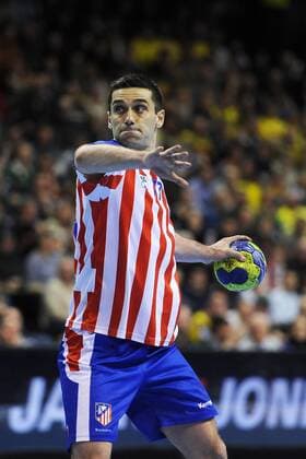 Kiril LAZAROV ( 77 Atletico de Madrid ) beim Siebenmeter - Aktion - hoch - Event: Füchse Berlin - BM Atletico Madrid 2013 - Last 16 Runde - Velux EHF Champions League 2012 13 - Location: Max Schmeling Halle Berlin - Deutschland - Europa - Datum: 24.03.2013