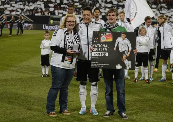 26.03.2013 - Fussball - WM-Qualifikation - Länderspiel - Deutschland - Kasachstan - - Mesut Özil (8, Deutschland ) - Nationalspieler 2012 - Ehrung