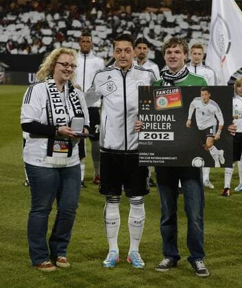 26.03.2013 - Fussball - WM-Qualifikation - Länderspiel - Deutschland - Kasachstan - - Mesut Özil (8, Deutschland ) - Nationalspieler 2012 - Ehrung