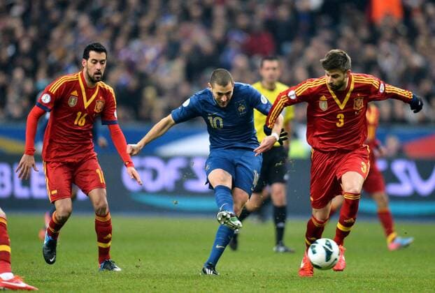 Karim Benzema (fra) - Gerard Pique (esp) FOOTBALL: France - Spain. Qualifications - 26 03 2013 xAnthonyxBIBARDxFEPx 