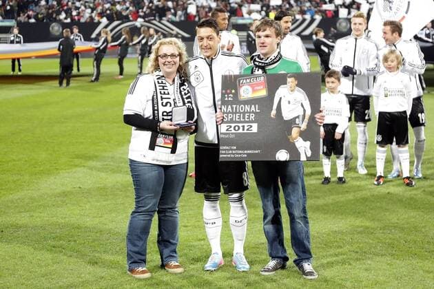 Mesut Özil (D) wird als Nationalspieler 2012 ausgezeichnet