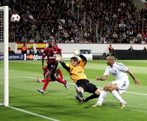 15.09.2004 Champions League Bayer Leverkusen - Real Madrid Ronaldo (Madrid) trifft nur den Pfosten, v.l. Juan (Leverkusen), Hans-Jörg Butt (Leverkusen), Ronaldo (Madrid)