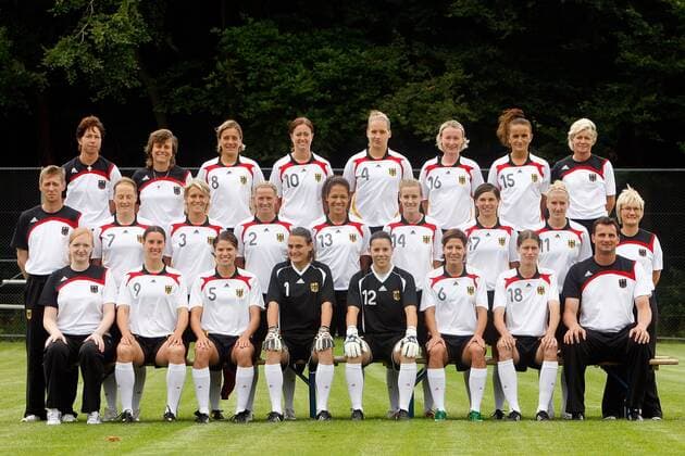 21.07.2008, DFB Damennationalmanschaft Team und Portraitphotos v.l. Fussball Frauen Damen Nationalmannschaft - Mannschaftsfoto Teamfoto - v.R.v.li. Teammanagerin Patrizia Hell - Birgit Prinz - Annike Krahn - Nadine Angerer - Ursula Holl - Linda Bresonik - Kerstin Garefrekes - Torwarttrainer Michael Fuchs Mi.R.v.li. Materialwart Michael Fuchs - Melanie Behringer - Saskia Bartusiak - Kerstin Stegemann - Celia Okoyino da Mbabi - Simone Laudehr - Ariane Hingst - Anja Mittag - Physio Christel Arbini - Hi.R.v.li DFB Trainerin Maren Meinert - DFB Trainerin Ulrike Ballweg - Sabdra Smisek - Renate Lingor - Babett Peter - Conny Pohlers - Fatmire Bajramaj - DFB Trainerin Silvia Neid