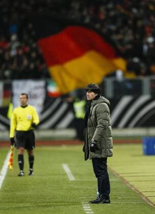 DFB Bundestrainer Joachim Jogi LÖW mit Nationalflagge, Deutschlandfahne, Portrait, Porträt , Trainer, Coach, Einzelbild, Geste, Gestik, Mimik Fussball WM Quali 2014 DFB DEUTSCHLAND - KASACHSTAN (4- 1) Deutsche Fussball Nationalmannschaft DFB, WM-Qualifikationsspiel, am 26.03.2013 in Nürnberg, GER