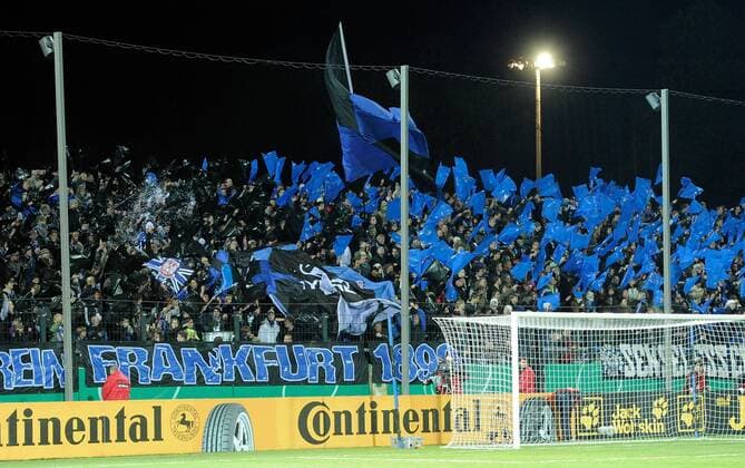 Fußball, Stadiongeschichte FSV Frankfurt 26.10.2010, DFB Pokal, FSV Frankfurt - FC Schalke 04 v.l. FSV Fans mit Choreographie Nur fuer redaktionelle Verwendun
