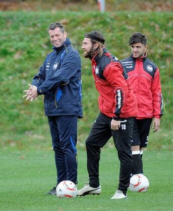 09.11.2010, 1. Bundesliga, Eintracht Frankfurt Training v.l. Trainer Michael Skibbe (Eintracht Frankfurt), Ioannis Amanatidis (Eintracht Frankfurt), Uemit Korkmaz Ümit Korkmaz (Eintracht Frankfurt) Nur fuer redaktionelle Verwendun
