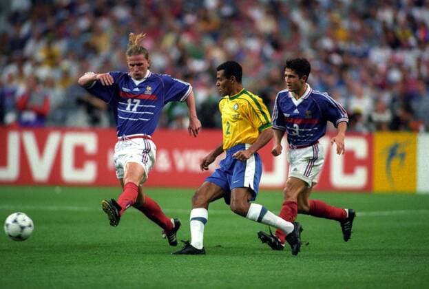 Cafu (BRA, Mitte) gegen Emmanuel Petit (li.) und Bixente Lizarazu (beide FRA)