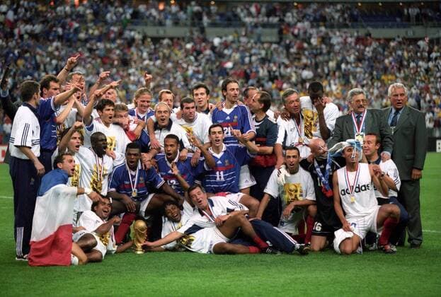 Frankreich ist Weltmeister 1998, u.a. Zinedine Zidane (hi., Mitte) und davor Marcel Desailly, Thierry Henry und Robert Pires