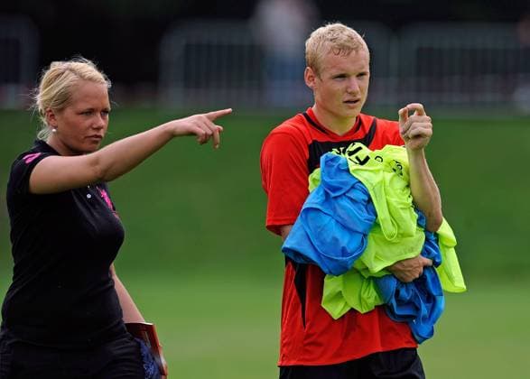25.08.2011, 2.Bundesliga, Eintracht Frankfurt Training v.l. Ruth Wagner (Pressestelle Eintracht Frankfurt), Sebastian Rode (Eintracht Frankfurt) FOTO: Jan Huebner