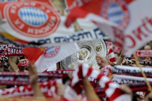 FC Bayern München vor Gewinn der Deutschen Meisterschaft Archivfoto: Attrappe einer Meisterschale inmitten von Bayernschals und Flaggen.Fans.Menschenmassen. FC Bayern München,Meisterschaftsfeier ,Feier in München Marienplatz,Rathausbalkon,am 09.05.2010. liga1&spieltag34&saison0910