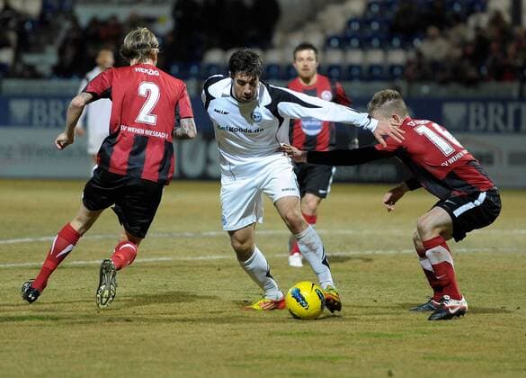 21.02.2012, 3.Liga, SV Wehen Wiesbaden - Arminia Bielefeld v.l. Nico Herzig (SV Wehen Wiesbaden), Patrick Schioenfeld (Arminia Bielefeld), Daniel Doeringer (SV Wehen Wiesbaden)