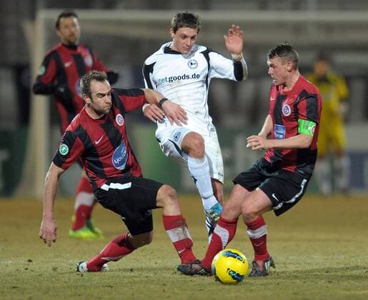 21.02.2012, 3.Liga, SV Wehen Wiesbaden - Arminia Bielefeld v.l. Steffen Wohlfarth (SV Wehen Wiesbaden), Tom Schuetz (Arminia Bielefeld), Marco Christ (SV Wehen Wiesbaden)