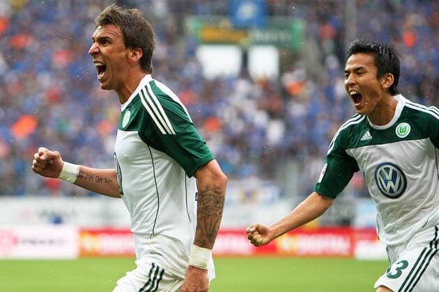 14.05.2011, 1.Bl, 1899 Hoffenheim - VfL Wolfsburg v.l. Mario Mandzukic (VfL Wolfsburg) und Makoto Hasebe (VfL Wolfsburg) bejubeln den Treffer zur 1:2 Führung.