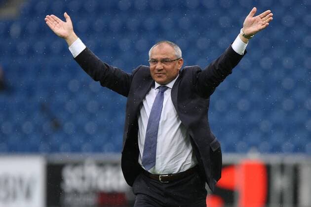 14.05.2011, 1.Bl, 1899 Hoffenheim - VfL Wolfsburg Trainer Felix Magath (VfL Wolfsburg) lässt dich von den Fans feiern.