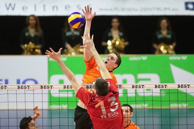 Berlin, Deutschland 30. März 2013: 1. Bundesliga Volleyball 12 13 - Play-Off-Runde - 1. Halbfinale: Berlin Recycling Volleys vs. TV Ingersoll Bühl. Angriff Sebastian Kühner Kuehner (Berlin 10). Block Nikola Poluga (Bühl 13) sw