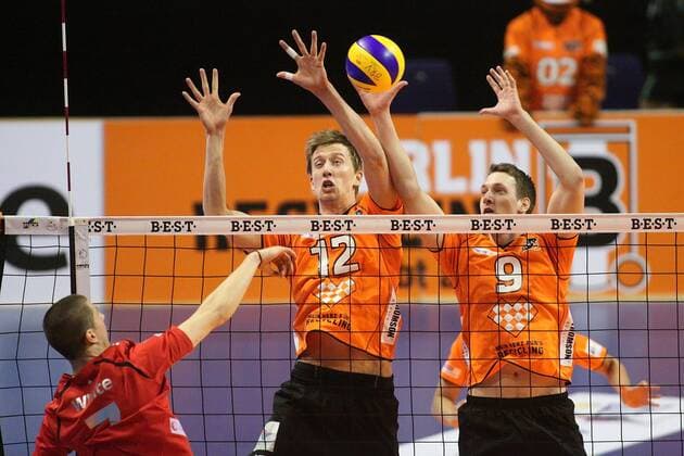 Berlin, Deutschland 30. März 2013: 1. Bundesliga Volleyball 12 13 - Play-Off-Runde - 1. Halbfinale: Berlin Recycling Volleys vs. TV Ingersoll Bühl. Angriff Adam White (Bühl 7) gegen den Block aus Paul Carroll (Berlin 12), Ricardo Galandi (Berlin 9) sw