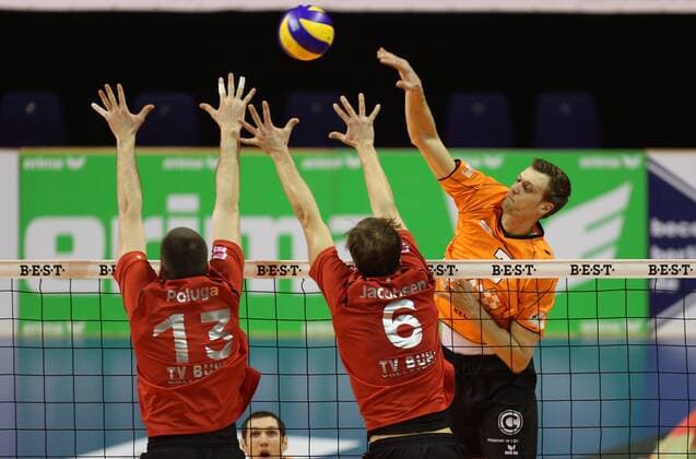 Robert Krumm (BR Volleys), hinten, vorne Nicola Poluga und Ael Jacobsen (Bühl) BR Volleys Berlin vs TV Bühl Deutsche Volleyball Liga, play-offs, Halbfinale, 1. Spiel 2012 2013, Herren, Männer, Volleyball, Deutschland, Germany, Max-Schmeling-Halle Berlin, 30.3.2013