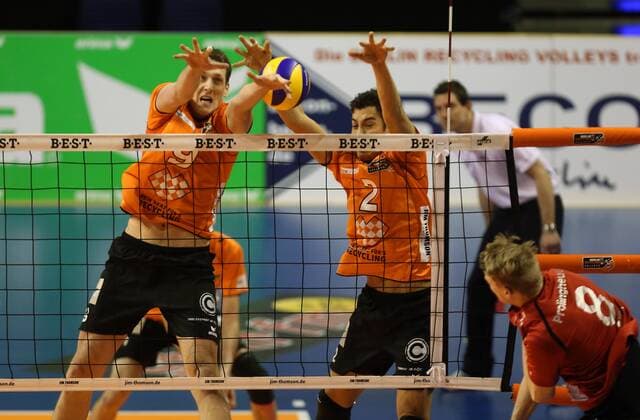 Ricardo Galandi (BR Volleys),, hinten links, rechts Kawika Shoji (BR Volleys),, vorne Marvin Prolingheuer (TV Bühl), BR Volleys Berlin vs TV Bühl Deutsche Volleyball Liga, play-offs, Halbfinale, 1. Spiel 2012 2013, Herren, Männer, Volleyball, Deutschland, Germany, Max-Schmeling-Halle Berlin, 30.3.2013