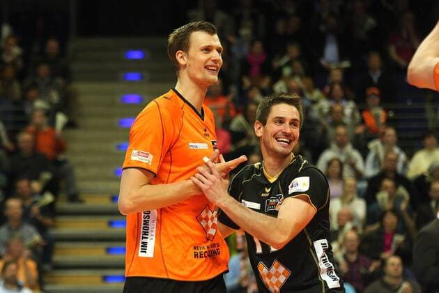 Berlin, Deutschland 30. März 2013: 1. Bundesliga Volleyball 12 13 - Play-Off-Runde - 1. Halbfinale: Berlin Recycling Volleys vs. TV Ingersoll Bühl. Das Team der BR Volleys jubelt: v.l. Robert Kromm (Berlin 3), Martin Krystof (Berlin 11) sw