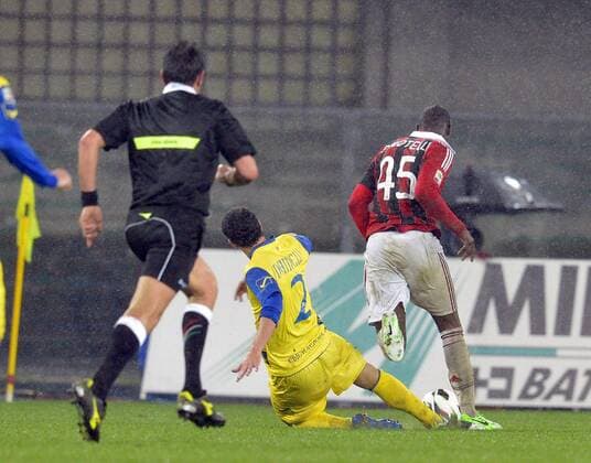 IPP20130310 Football - soccer: Serie A, AC Chievo Verona - AC Mailand, Dario Dainelli vs Mario Balotelli xHOCHxZWEIx xItalyxPhotoxPressx 