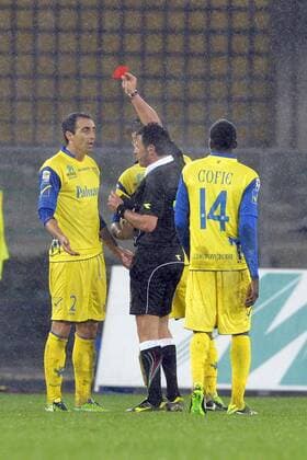 IPP20130310 Football - soccer: Serie A, AC Chievo Verona - AC Mailand, Referee Domenico Celi - Platzverweis gegen Dario Dainelli xHOCHxZWEIx xItalyxPhotoxPressx 