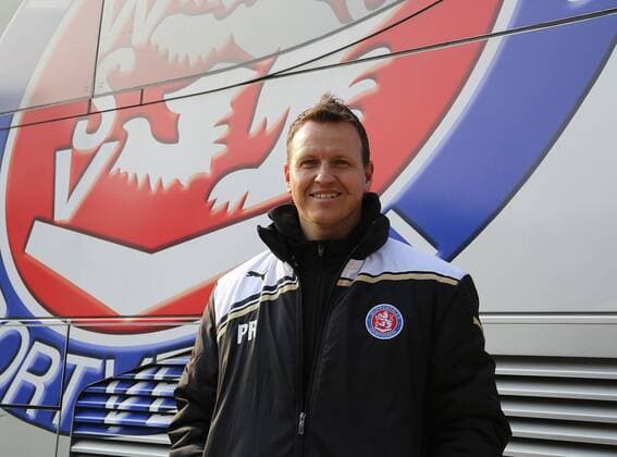 Fußball, Trainerhistorie, Wuppertaler SV Regionalliga West, 29.Spieltag, Saison 2012 2013, Viktoria Köln - Wuppertaler SV, -- Peter Radojewski (Trainer Wuppertaler SV ) vor dem Mannschaftsbus