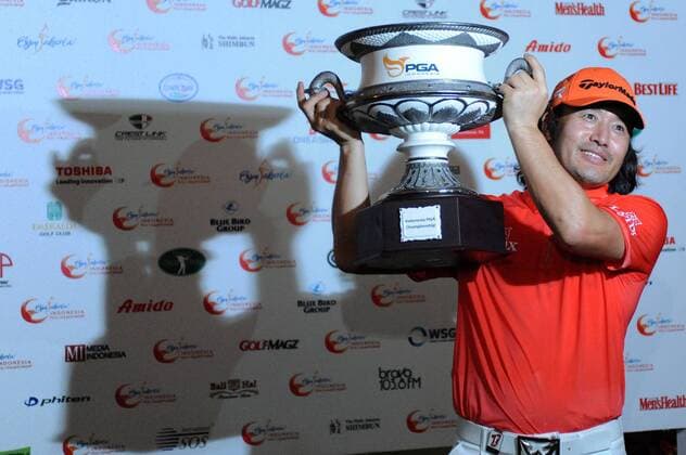 (130331) -- JAKARTA, March 31, 2013 (Xinhua) -- South Korean Golfer Choi Ho Sung lifts the trophy during the awarding ceremony after the final day of Enjoy Jakarta Indonesia PGA Golf Herren Championship at Emeralda Golf Club in Jakarta, Indonesia, March 31, 2013. Choi Ho Sung claimed the title with 19 under par. (Xinhua Veri Sanovri) INDONESIA-JAKARTA-GOLF-ENJOY JAKARTA INDONESIA PGA Golf Herren CHAMPIONSHIP 