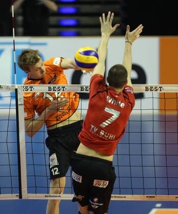 Paul Carroll (BR Volleys), hinten, beim Schmettern, vorne Adam White (TV Bühl), BR Volleys Berlin vs TV Bühl Deutsche Volleyball Liga, play-offs, Halbfinale, 1. Spiel 2012 2013, Herren, Männer, Volleyball, Deutschland, Germany, Max-Schmeling-Halle Berlin, 30.3.2013