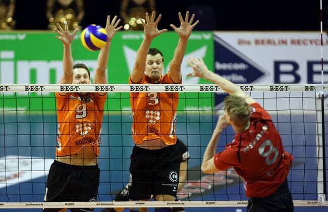 Ricardo Galandi (BR Volleys), Robert Kromm (BR Volleys), hinten, bei der Abwehr, vorne beim Schmettern Marvin Prolingheuer (TV Bühl), BR Volleys Berlin vs TV Bühl Deutsche Volleyball Liga, play-offs, Halbfinale, 1. Spiel 2012 2013, Herren, Männer, Volleyball, Deutschland, Germany, Max-Schmeling-Halle Berlin, 30.3.2013