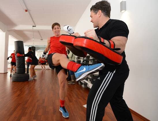 01.04.2013, xjhx, Fussball Damen, USA National Team Frauen trainiert in Offenbacher Fitness-Studio Fitness Park USA Soccer Ladys Team trains in Offenbach , v.l. Abby Wambach (United States of America USA), Coach Thomas Eisenacher