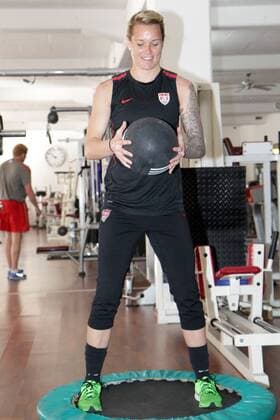 01.04.2013 Offenbach, Fitness-Studio Fittness-Park Die Nationalmannschaft der USA beim Fitness-Training Ashlyn Harris (USA) bei Ballance-Übungen