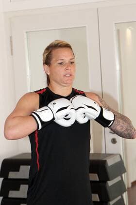 01.04.2013 Offenbach, Fitness-Studio Fittness-Park Die Nationalmannschaft der USA beim Fitness-Training Ashlyn Harris (USA) mit den Boxhandschuhen