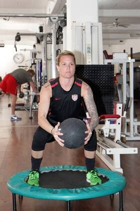 01.04.2013 Offenbach, Fitness-Studio Fittness-Park Die Nationalmannschaft der USA beim Fitness-Training Ashlyn Harris (USA) bei Ballance-Übungen
