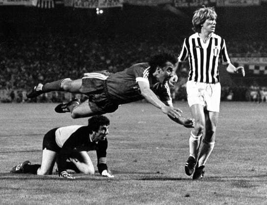 Hamburger SV - Juventus Turin 1:0 - Felix Magath (HSV, Mitte) gegen Torwart Dino Zoff und Massimo Bonini (beide Juve)