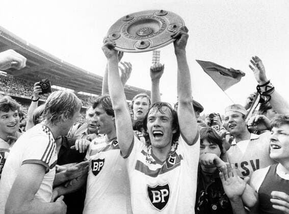 Fußball, Hamburger SV, Deutscher Meister 1983 Der Hamburger SV feiert die deutsche Meisterschaft 1983 - Bernd Wehmeyer präsentiert die Schale, daneben Horst Hrubesch und Manfred Kaltz