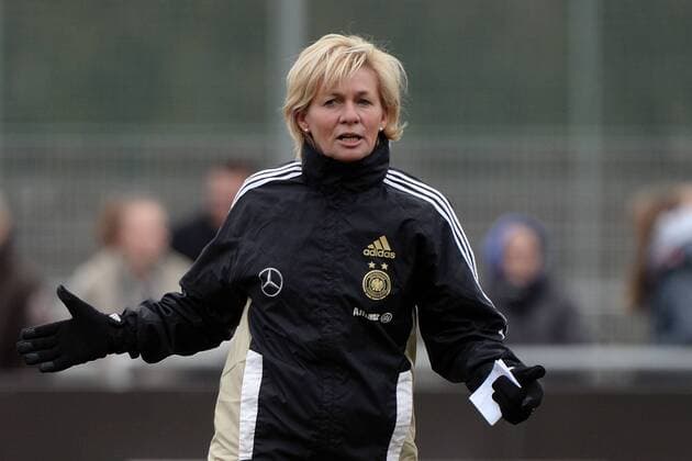 03.04.2013, xjhx, Fussball, Deutsche Damen Fussball Nationalmannschaft trainiert in Offenbach, v.l. Trainerin Silvia Neid (Deutschland) gibt Anweisungen, gestikuliert, mit den Armen gestikulieren gives instructions, gesticulate.