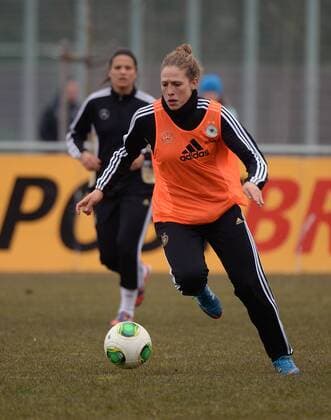 03.04.2013, xjhx, Fussball, Deutsche Damen Fussball Nationalmannschaft trainiert in Offenbach, v.l. Dzsenifer Marozsan (Deutschland)