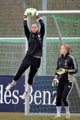 03.04.2013, xjhx, Fussball, Deutsche Damen Fussball Nationalmannschaft trainiert in Offenbach, v.l. Almuth Schult (Deutschland), Kathrin Längert (Deutschland)