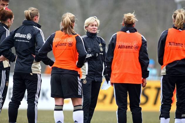 Team Trainerin Silvia Neid mit ihrer Mannschaft , Training Offenbach Wiener Ring, DFB Frauen Nationalmannschaft zum Spiel gegen die USA, 03.04.2013 EP_RRZ