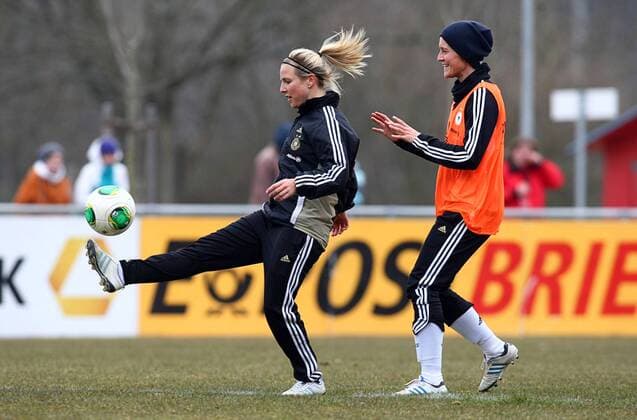 Svenja Huth gegen Saskia Bartusiak , Training Offenbach Wiener Ring, DFB Frauen Nationalmannschaft zum Spiel gegen die USA, 03.04.2013 EP_RRZ