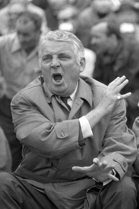 Trainer Willi MULTHAUP, 1. FC Köln, sitzt auf der Bank und schreit seine Anweisungen auf das Spielfeld, DFB-Pokal Finale 1. FC Köln - VfL Bochum 4:1 am 09.6.1968 in Köln