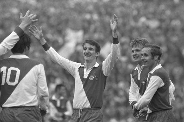Schlussjubel 1. FC Köln, Pokalsieger 1968, v.re.: Heinz Hornig, Karl Heinz Thielen, Hannes Löhr und Wolfgang Overath, DFB-Pokal Finale 1. FC Köln - VfL Bochum 4:1 am 09.6.1968 in Köln