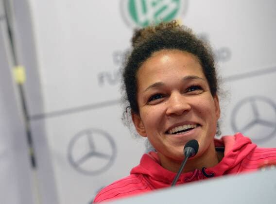 04.04.2013, xjhx, Fussball, Deutsche Damen Fussball Nationalmannschaft Pressekonferenz in Offenbach, v.l. Celia Okoyino da Mbabi M Babi (Deutschland)