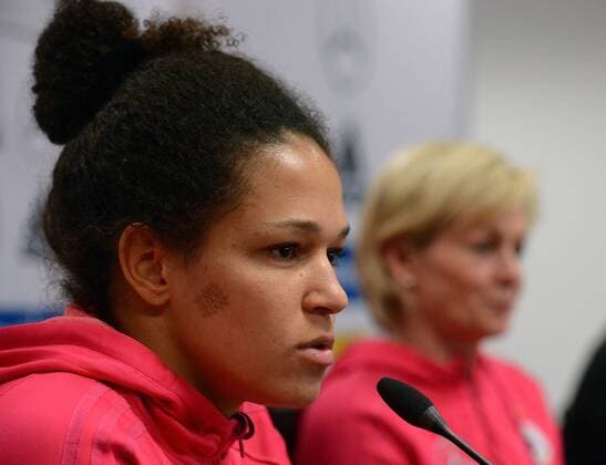 04.04.2013, xjhx, Fussball, Deutsche Damen Fussball Nationalmannschaft Pressekonferenz in Offenbach, v.l. Celia Okoyino da Mbabi M Babi (Deutschland), Trainerin Silvia Neid (Deutschland)