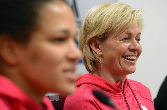 04.04.2013, xjhx, Fussball, Deutsche Damen Fussball Nationalmannschaft Pressekonferenz in Offenbach, v.l. Celia Okoyino da Mbabi M Babi (Deutschland), Trainerin Silvia Neid (Deutschland)